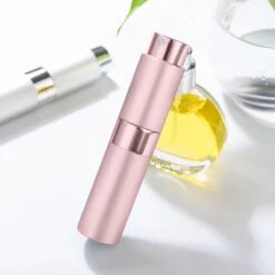 Scenty - Parfum Verstuiver Navulbaar - Mini Parfum Flesje - Reisflesje - Lichtroze -Armani Parfum Winkel 1200x1200 590