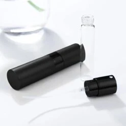 Scenty - Parfum Verstuiver Navulbaar - Mini Parfum Flesje - Reisflesje - Zwart 7 Scenty - Parfum Verstuiver Navulbaar - Mini Parfum Flesje - Reisflesje - Zwart -Armani Parfum Winkel 1200x1200 597