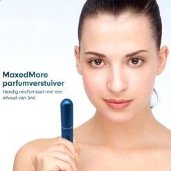 MaxedMore Navulbare Parfumverstuiver 5ml Blauw - 65 Keer Spraybare Parfum Verstuiver - Hervulbaar Tasverstuiver Voor Parfum - Meeneem Mini Geur Flesje Voor Op Reis - Lipstick Formaat Navulbaar Parfumflesje -Armani Parfum Winkel 1200x1200 627