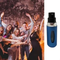 MaxedMore Navulbare Parfumverstuiver 5ml Blauw - 65 Keer Spraybare Parfum Verstuiver - Hervulbaar Tasverstuiver Voor Parfum - Meeneem Mini Geur Flesje Voor Op Reis - Lipstick Formaat Navulbaar Parfumflesje -Armani Parfum Winkel 1200x1200 631