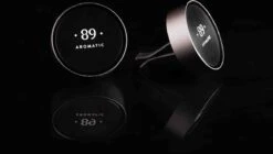 Aromatic 89 - Autoparfum - Luxe Auto Luchtverfrisser - Voor Luchtrooster - Autogeur - Auto Verfrisser - Auto Luchtje - Geurverfrisser - Vent Clip - Cadeau Voor Hem - By Design - Incl REFILL EXTRA - Vaderdag -Armani Parfum Winkel 1200x682 1
